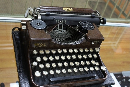 Vintage Royal Typewriter For Sale